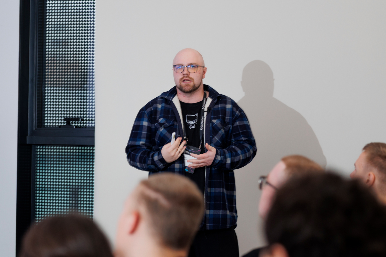 Руководитель направления ИИ Friflex на CrossConf рассказал о применении LLM и синтетических данных